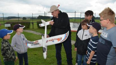 Bild: dob
Der Vorsitzende des Vohenstraußer Modellsportclubs, Siegfried Schober, erklärt den Kindern, in Gruppen aufgeteilt, die verschiedenen Flugmodelle.