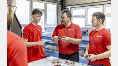 Bild: Marcus Rebmann/exb
Andreas Lotter (Mitte) setzt im Fachkräftemangel auf Auszubildende und startet ein Pilotprojekt mit zusätzlichem Unterricht, um eine Lehrzeitverkürzung zu ermöglichen.