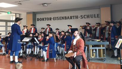 Bild: Spielmannszug Oberviechtach/exb
Gemeinsam mit einem Erzähler gestaltete der Spielmannszug das Märchen Dornröschen aus Sicht der Hofmusikanten.