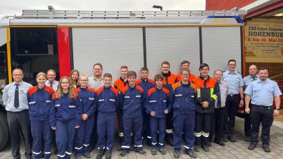 Bild: bö
13 Jugendliche der Feuerwehr Hohenburg schaffen die Jugendleistungsprüfung. Dazu gratulieren Kommandant Martin Falk und sein Vize Erich Dieling sowie die Prüfer der Landkreisfeuerwehr zusammen mit Bürgermeister Florian Junkes und den Ausbildern.