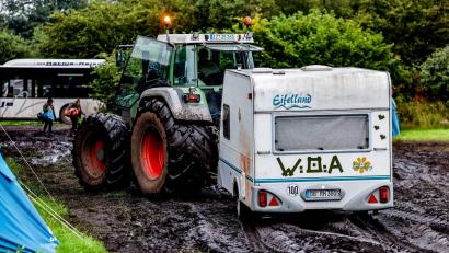 Bild: Axel Heimken/dpa
Ab durch den Schlamm: Ein Traktor zieht einen Wohnwagen vom Campinggelände des Wacken Open Air.