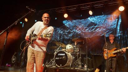 Bild: Amann
Hannes Ringlstetter (links) und seine Band spielen in Neunburg in der Schwarzachtalhalle. Sie haben Spaß an ihrem Auftritt, und das Publikum ist begeistert.
