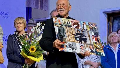 Bild: gri
Reinhold Escherl sagt leise Servus bei der Freudenberger Bauernbühne. Links seine Ehefrau Regine.