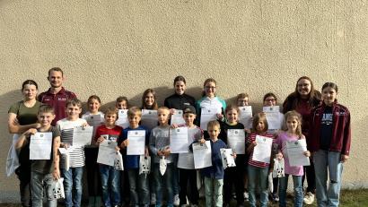 Bild: Lara Wamser/exb
17 Kinder beteiligten sich beim Ferienprogramm des Schützenvereins Tirschenreuth. Alle Teilnehmer erhielten ein Päckchen Süßes und Urkunden.