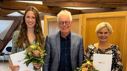 Bild: BBZ Erbendorf/exb
Klassenleiter Ulrich Sommer gratulierte den Absolventinnen Paula Riolfi (links) und Wioletta Troidl (rechts).