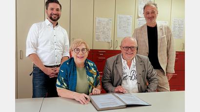 Bild: Hofmeister/exb
Glückliche Gesichter gibt es bei der Unterzeichnung des Vertrags zum Ausbildungsverbund: (von links) Hendrik Ott-Loffhagen, Gesamtschulleiter Berufsfachschulen der Barmherzigen Brüder Regensburg, Sabine Beiser, Geschäftsführerin Krankenhaus Barmherzige Brüder Regensburg, Hubert Döpfer, CEO und Schulträger Döpfer-Schulen, Martin Gleixner, Standort- und Schulleiter Döpfer-Schulen Regensburg).