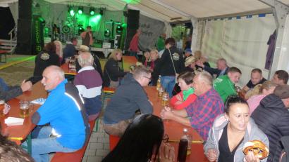 Bild: hme
Sehr gut besetzt ist das Festzelt beim Dorffest in Neudorf bei Luhe.