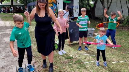 Bild: R. Kreuzer
Der Spielwagen des Stadtjugendrings bringt viel Abwechslung zum Rehbühlerfest.