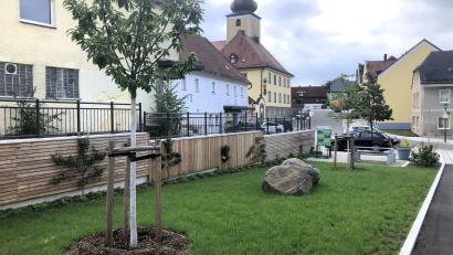 Bild: wro
Die kleine Grünanlage (oft „Geschwister-Härtl-Anlage“ genannt) ist zu einer Zierde des Kirchplatzes und des Kreuzbergweges geworden.