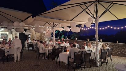 Bild: Andrea Bächer/exb
Das Dinner in Weiß im Falkenberger Burghof war ein Erlebnis.