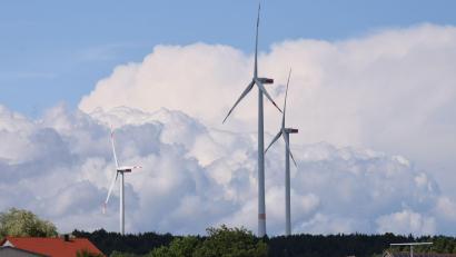 Bild: bö
Der Gemeinderat Ebermannsdorf zeigt sich offen für die Nutzung von Windkraft im östlichen Teil der Gemeinde an der B 85. Hier ein Blick auf die Windkraftanlage bei Reinbrunn in der Nachbargemeinde Ursensollen.