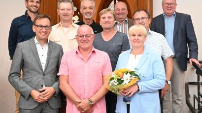 Bild: Susanne Schwab, Stadt Amberg/exb
Oberbürgermeister Michael Cerny (hinten rechts) gratulierte dem städtischen Referatsleiter Jens Wein (vorne links) sowie Horst Glöckl (vorne Mitte), Anita Schober (vorne rechts), Hubert Stöcklmeier (hinten 2.v.l.) und Bernd Stoiber (hinten 4.v.l.) im Beisein ihrer Vorgesetzten zu ihrem Dienstjubiläum.
