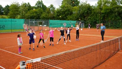 Bild: fvo
Trainerin Victoria Reis (rechts) zeigt den jungen Tenniscracks den "Volley"