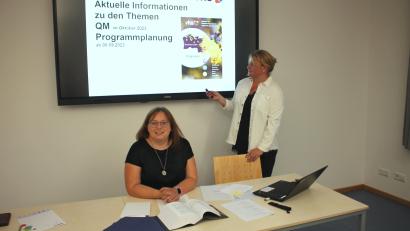 Bild: bjp
VHS-Vorsitzende Cornelia Spies (links) und Geschäftsführerin Angelika Denk informieren über die aktuelle Situation der Eschenbacher Volkshochschule und den Verbund mit der Vohenstraußer Nachbarorganisation.