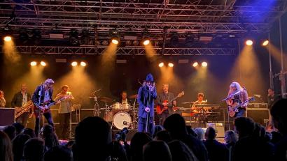 Bild: Andreas Ascherl
Di-rect aus Den Haag. Neun Musiker, die einen psychedelisch angehauchten Rock mit Funk- und Popelementen machen. Sie waren die grandiose musikalische Überraschung bei Sommer in der Stadt 2023.