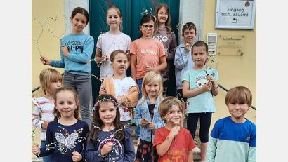 Bild: Doris Deubzer/exb
Die Kinder präsentierten ihr Gartenstecker.