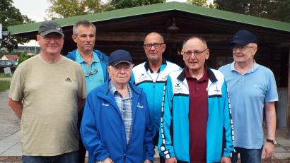 Bild: e
Die Gründungsmitglieder des ESC Kümmersbruck erfahren bei der 25-Jahr-Feier viel Anerkennung (von links): Willi Hiltl, Franz Schmidl, Alois Weber, Vorsitzender Kurt Rose, Peter Göppel und Heinz Zipplies.