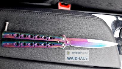 Bild: Bundespolizei Waidhaus
Dieses Butterflymesser eines 38-Jährigen stellen Fahnder der Bundespolizei Waidhaus sicher.