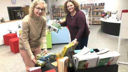 Archivbild: wro
Ehrenamtlich geleitet wird die Leihbücherei in Fuchsmühl von Judith Linberg-Karwath (rechts). Unterstützt wird sie von Carolin Konz (links).