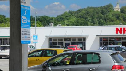 Archivbild: Wolfgang Steinbacher
Die blau-weißen Schilder hängen überall an den Arkaden-Parkdecks: Sie weisen auf die Höchstparkdauer von zwei Stunden und die drohende Vertragsstrafe hin. Künftig entfällt die Strafe – wenn man ein Ticket löst.