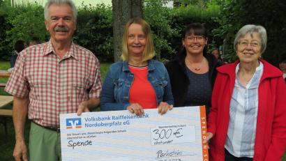 Bild: adj
Franz Bringer überreichte eine 300-Euro-Spende an Kinderhaus-Leiterin Jutta Kellner-Schreml.