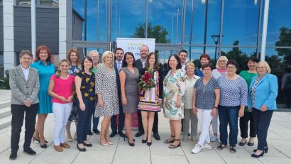 Bild: sne
Susanne Reithmayer (Mitte, mit Blumen) genießt mit ihrem Vorstand vollen Rückhalt und wird die Geschicke des Kreisverbandes der Frauen Union Neustadt/WN weitere zwei Jahre leiten.