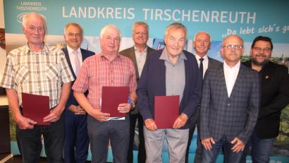 Bild: kro
Langjährige Feldgeschworene wurden geehrt: (von links) Willi Etterer, Landrat Roland Grillmeier, Josef Höcht, Hermann Prölß, Rolf Heindl, Neusorgs Bürgermeister Peter König, Bernd Achatz und Immenreuths Bürgermeister Thomas Kaufmann.