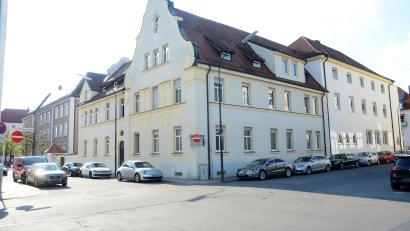 Bild: Gabi Schönberger
Das Haus der Armen Schulschwestern an der Ecke Luitpold-/Herrmannstraße steht zum Verkauf.