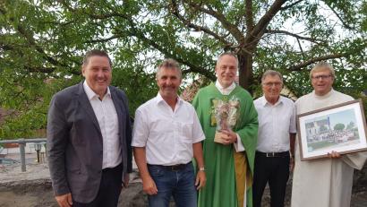 Bild: ads
Kirchenpfleger Anton Gebert (Zweiter von links) verabschiedet Pfarrer Josef Irlbacher (Dritter von links). Mit dabei Pastoralreferent Stefan Dotzler (rechts), Pfarrgemeinderatssprecher Willi Wiedenbauer (links) und Johann Kumeth (Zweiter von rechts).