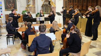 Bild: do
Im Geist des musikalischen Erbes barocker Musik imponierte das Bayerische Jugend-Barockorchester unter Leitung von Konzertmeister Martin Schneider bei einem Konzert in der Klosterkirche Speinshart, das im Rahmen des Festivals junger Künstler Bayreuth stattfand.