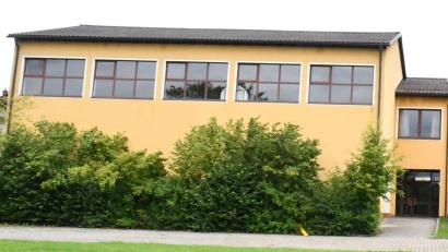 Bild: sche
Die Turnhalle (links) der geschlossenen Schule in Lintach kann mit Genehmigung des Freudenberger Gemeinderats weiterhin von Vereinen und Organisationen genutzt werden.