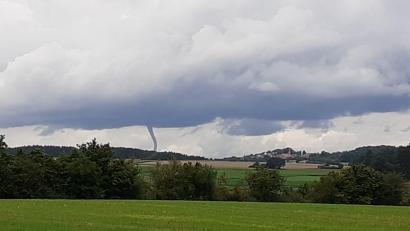 Bild: Kosmale/exb
Ein dunkelgrauer Schlauch, der nicht bis zum Boden reicht: Die Aufnahme zeigt die Trichterwolke vom Freitag in der Nähe von Speinshart.