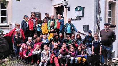 Bild: Bund Naturschutz Speichersdorf/exb
Der Bund Naturschutz hatte eine Vollmondwanderung organisiert, die 27 Mädchen und Jungen zur Tauritzmühle führte.