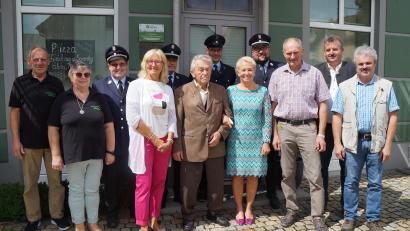 Bild: wel
Bürgermeister Reinhard Kreuzer (Zweiter von rechts) sowie sein Stellvertreter Josef Fleißer (rechts) gratulieren zusammen mit Vertretern der Gaisthaler Feuerwehr und des Gartenbauvereins Hans Sorgenfrei (Mitte) zum 95. Geburtstag. Neben dem Jubilar stehen seine drei Kinder