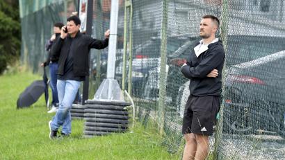 Bild: Hubert Ziegler
Christoph Hegenbart, der Trainer des 1. FC Schlicht, stand etliche Meter von der Bank seiner Mannschaft entfernt an einem Zaun.