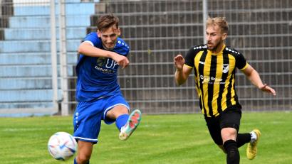 Archivbild: Nachtigall
Tizian Mittereder (links) spielt den Ball nach vorne: Nach dem 3:0-Heimsieg gegen den ASV Burglengenfeld wartet auf die SpVgg SV Weiden iN Roding eine heikle Aufgabe.