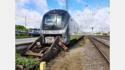 Bild: Bundespolizei
Am Sonntagmorgen rammte ein Zug aus Neumarkt einen Prellbock am Regensburger Hauptbahnhof.