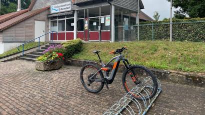 Bild: Freibad Erbendorf/exb
Ist der Fahrradständer vor dem Freibad in Erbendorf noch zeitgerecht? Darüber diskutierten die Stadträte in der vergangenen Sitzung.
