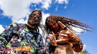 Bild: Axel Heimken/dpa
Metal-Fans des diesjährigen Festivals in Wacken posieren für die Kamera.