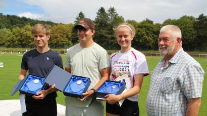 Bild: Karin Müller-Popp
Maximilian Achhammer (TSV 1880 Schwandorf) , Benedikt Müller (TV 1861 Amberg) und Lisa Lankes (SWC Regensburg/von links) wurden durch den Leichtathletik-Ehrenbezirksvorsitzenden Josef Zwickenpflug aus Cham ausgezeichnet.
