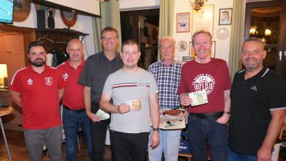 Bild: fvo
Die FSV Förderkreis Organisatoren freuen sich mit den drei Gewinnern des Preisschafkopfs, Josef Kick (Dritter von links), Eckhard Benkner (Zweiter von rechts) und Stefan Ebnet (Mitte).