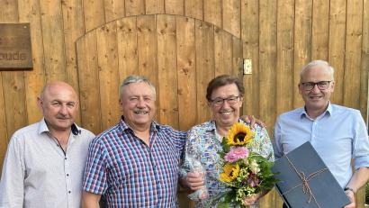 Bild: mma
Georg Götz für den HKA (links), Wolfram Seebauer (Zweiter von links) für die Brauerei Bischofshof und Bürgermeister Bernhard Lindner (rechts) verabschieden den Frohnbergwirt Herbert Lindner.