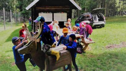 Bild: gz
Beim Ferienprogramm in Eslarn wird auch der Wald erkundet. Die Kinder beschäftigten sich an den Spielgeräten und am Tisch mit Malen.