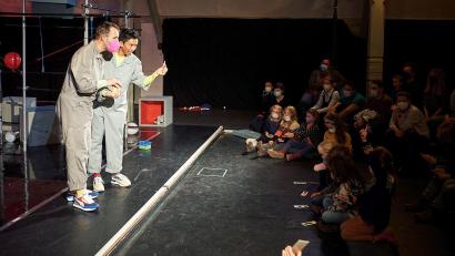 Bild: Christopher Horne/exb
Das Ensemble der Comedia Köln zeigt ein Mitmachtheaterstück, bei dem es um musikalische Experimente und den Zufall geht.