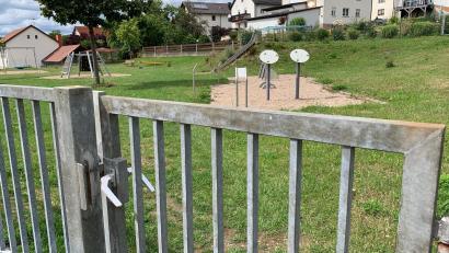 Bild: Gabi Schönberger
Der Eingang des Spielplatzes an der Rastenhofer Straße wird ein wenig nach innen versetzt. Insgesamt gibt die Stadt für die Neugestaltung des Areals rund 85.000 Euro aus.