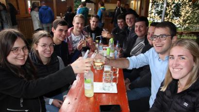 Bild: kro
Am späten Nachmittag konnte man das Weinfest noch im Freien genießen. Später setzte der Regen ein. Die Gäste fanden Unterschlupf in den vier Zelten.