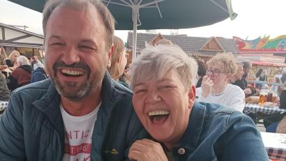 Bild: Rita Graßler/exb
Zwei, die sich gut verstehen: Rolf Graßler und Cordula Haberberger sind Geschwister. Doch das wissen sie erst seit ein paar Monaten.