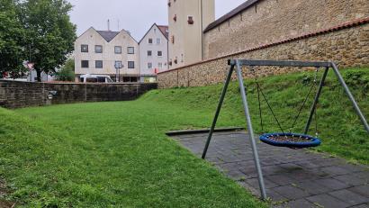 Bild: Tobias Gräf
Die Boulebahn wird unmittelbar an die Schaukel angrenzend errichtet - damit die Rasenfläche davor Richtung Stadtturm freibleibt. Das war dem TV Sulzbach-Rosenberg wichtig, um hier weiterhin das traditionelle Saustechen beim Altstadtfest abhalten zu können.