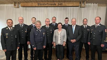 Bild: Christine Hollederer/exb
Thomas Maier (Zweiter von links) ist seit 40 Jahren bei der Feuerwehr Hirschau, Josef Frey (Vierter von links) seit 25 Jahren. Dafür bekamen sie von Landrat Richard Reisinger (Dritter von rechts) und Kreisbrandrat Christof Strobl (Fünfter von links) das staatliche Ehrenzeichen in Gold und Silber.