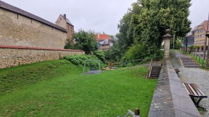 Bild: Tobias Gräf
Im Sulzbach-Rosenberger Stadtgraben unterhalb der Zwingermauer wird eine Boulebahn ihren Standort erhalten - diese Entscheidung ist nun nach langem Hickhack im Stadtrat gefallen.